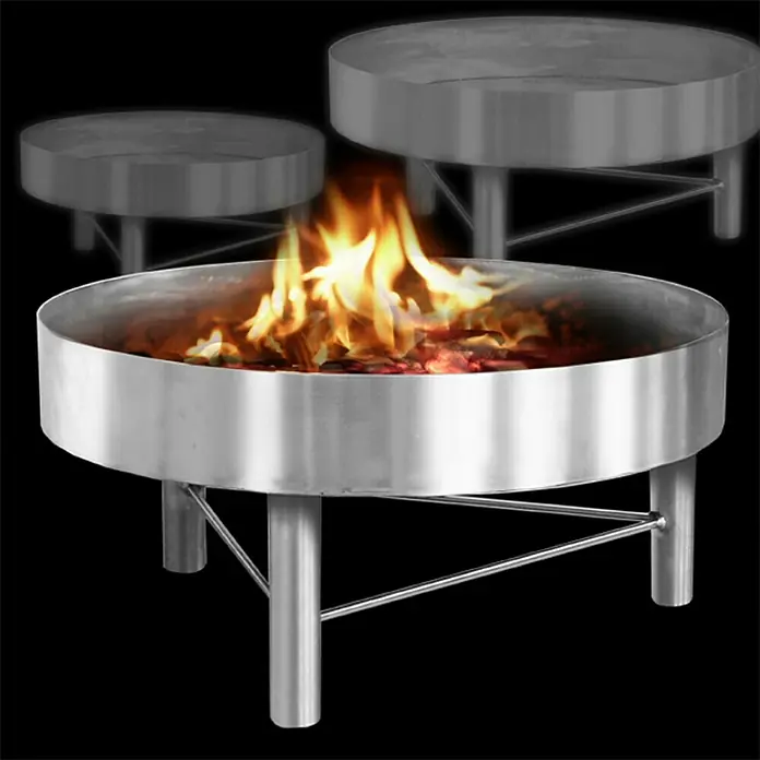 Feuerschale - 65 cm, Edelstahl - Abbildung einer runden, silbernen Feuerstelle mit einem lodernden Feuer im Inneren und zwei weiteren Feuerstellen im Hintergrund.