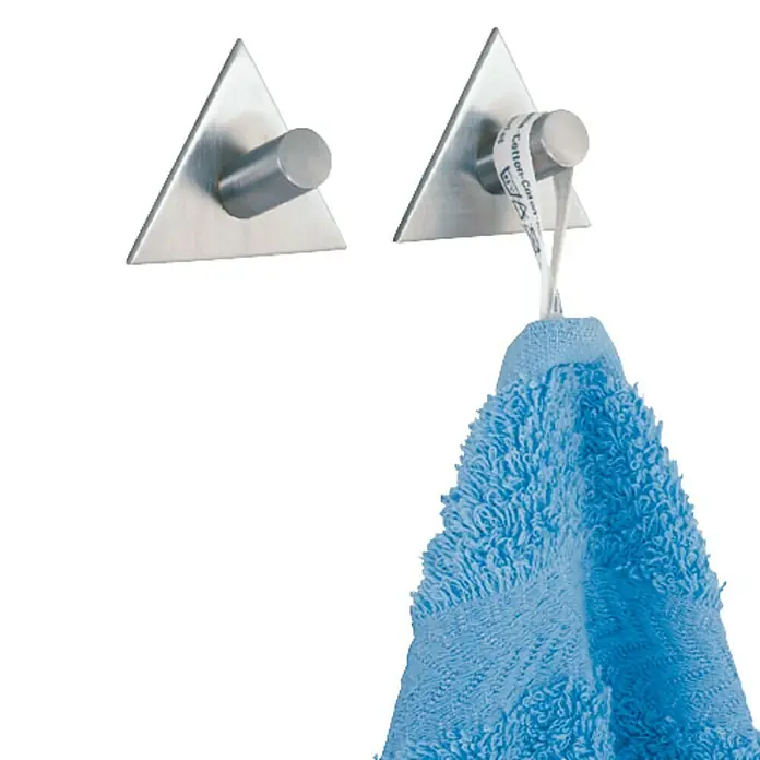 Wenko Klebehaken Triangolo - 2 Stk., Edelstahl - Zwei dreieckige Kleiderhaken aus Edelstahl, einer mit einem blauen Handtuch daran, das an einer Schlaufe hängt.