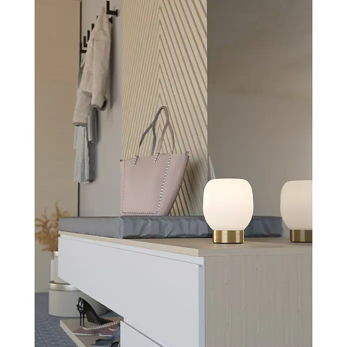 Eglo Manzanares Tischleuchte rund - 40 W, Ø x H: 145 mm x 18 cm, Gold, E27 - Zwei moderne Tischlampen mit goldenen Akzenten stehen auf einem weißen Schrank. Die Lampen sorgen für ein gemütliches Ambiente.