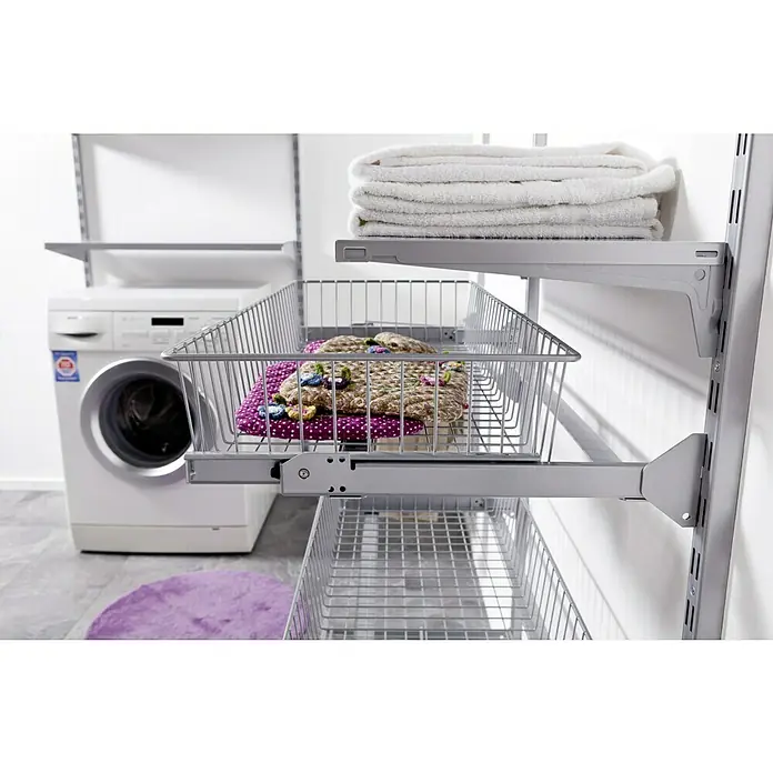 Element System Drahtkorb - 35 x 80 cm, Mit Auszug, Weiß/Aluminium - Wäschekörbe aus Metall mit Auszugssystem im Waschraum, darüber ein Regal mit gefalteten, weißen Handtüchern.\n
