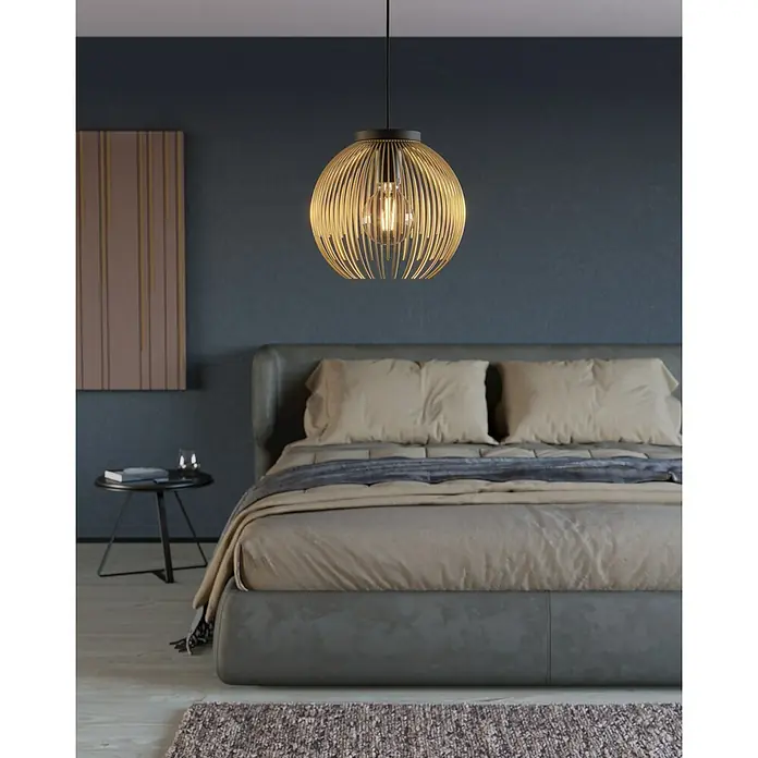 Eglo Venezuela Pendelleuchte rund - 40 W, Ø x H: 23,5 x 110 cm, Schwarz/Gold, E27 - Elegante goldene Pendelleuchte mit modernem Design, die über einem stilvollen Schlafzimmer mit Doppelbett hängt und eine warme Atmosphäre schafft.