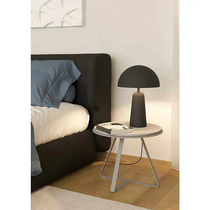 Eglo Tischleuchte ARANZOLA - 40 W, Schwarz/Weiß, E27 - Elegante Nachttischlampe in modernem Design auf einem Beistelltisch neben einem stilvollen Bett, ideal für Schlafzimmer.