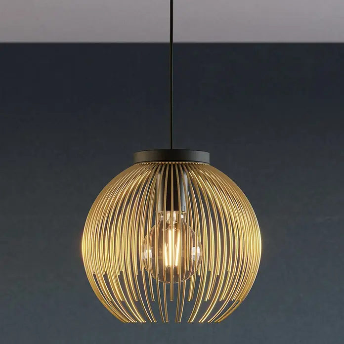 Eglo Venezuela Pendelleuchte rund - 40 W, Ø x H: 23,5 x 110 cm, Schwarz/Gold, E27 - Nahaufnahme einer stilvollen goldenen Pendelleuchte mit dekorativen Metallstreben und einer warm leuchtenden Glühbirne im Inneren.