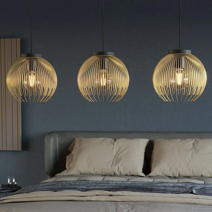Eglo Venezuela Pendelleuchte - 120 W, L x B x H: 93,5 x 23,5 x 110 cm, Schwarz/Gold, E27, Anzahl Leuchtmittel: 3 Stk. - Nahaufnahme von drei modernen goldenen Pendelleuchten über einem Bett, die eine warme und stilvolle Atmosphäre schaffen.