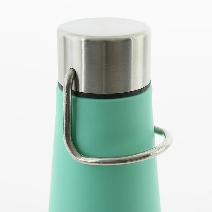 Seac Sub Termo Wadi - 500 ml, Turquesa - Primer plano de una botella de agua de acero inoxidable verde menta con tapa y asa plateadas, perfecta para la hidratación en movimiento.