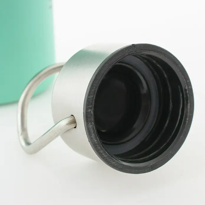 Seac Sub Termo Wadi - 500 ml, Turquesa - Primer plano de un tapón de botella de agua de acero inoxidable con asa, que muestra las roscas interiores.