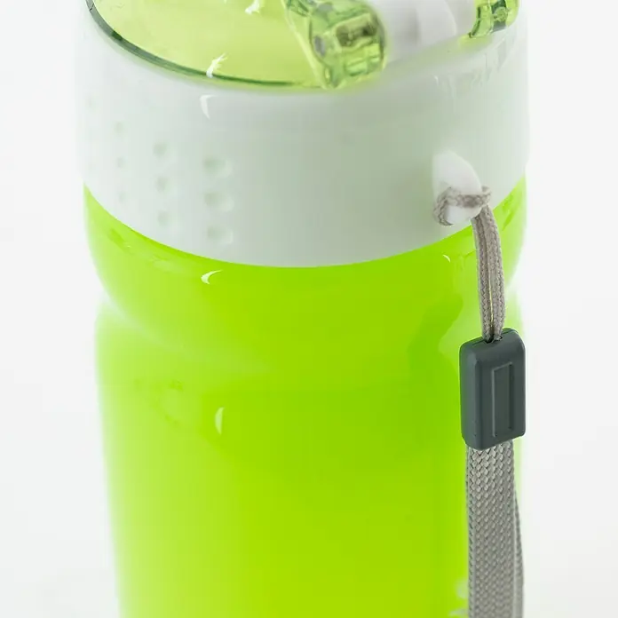Seac Sub Botella Nativa - 550 ml, Plástico, Verde - Primer plano de una botella de agua verde con tapa blanca y correa de transporte gris, ideal para hidratarse sobre la marcha.