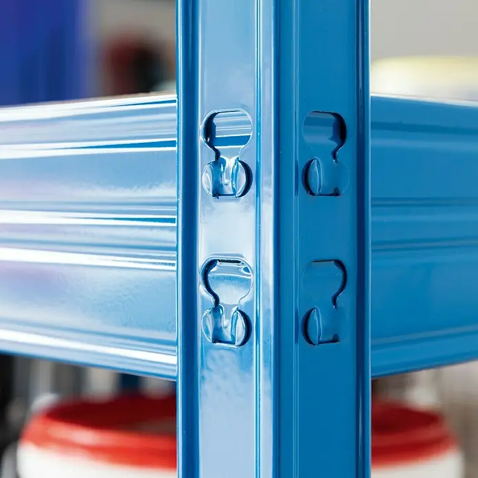 Regalux Schwerlastregal Mega - H x B x T: 200 x 240 x 70 cm, Traglast pro Boden: 450 kg, Anzahl Böden: 5 Stk., Stecken, Blau - Nahaufnahme eines blauen Metallregals mit speziellen Aussparungen zur einfachen Montage und Höhenverstellung der Regalböden.