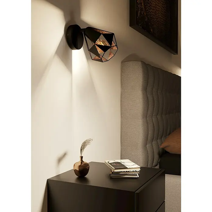 Eglo Carlton 7 Wandstrahler - 40 W, Schwarz/Kupfer-antik, E27, Anzahl Leuchtmittel: 1 Stk. - Moderne schwarze Wandleuchte mit geometrischem Lampenschirm neben einem Nachttisch. Elegantes Design für Schlafzimmer.