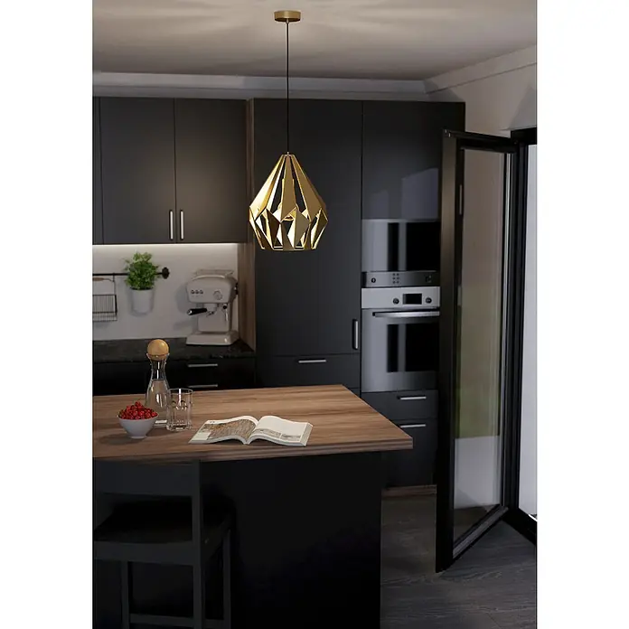 Eglo Lámpara colgante Carlton - 60 W, Ø x Al: 38,5 x 110 cm, Dorado, E27 - Esta toma muestra una lámpara colgante dorada que cuelga sobre una encimera de cocina, mejorando el diseño moderno de la cocina.