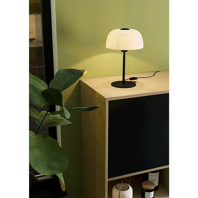Eglo Tischleuchte SOLO 2 - 40 W, Schwarz, E27 - Elegante Tischleuchte mit schwarzem Fuß und weißem Schirm auf einer Kommode, die eine warme Atmosphäre erzeugt.