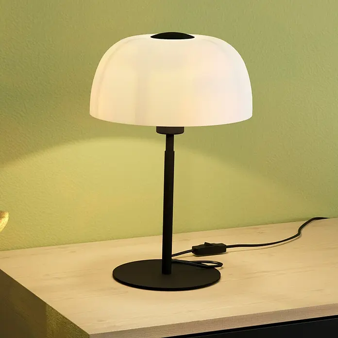 Eglo Tischleuchte SOLO 2 - 40 W, Schwarz, E27 - Elegante Tischleuchte mit schwarzem Fuß und weißem Schirm, die ein sanftes, warmes Licht spendet und eine gemütliche Atmosphäre schafft.