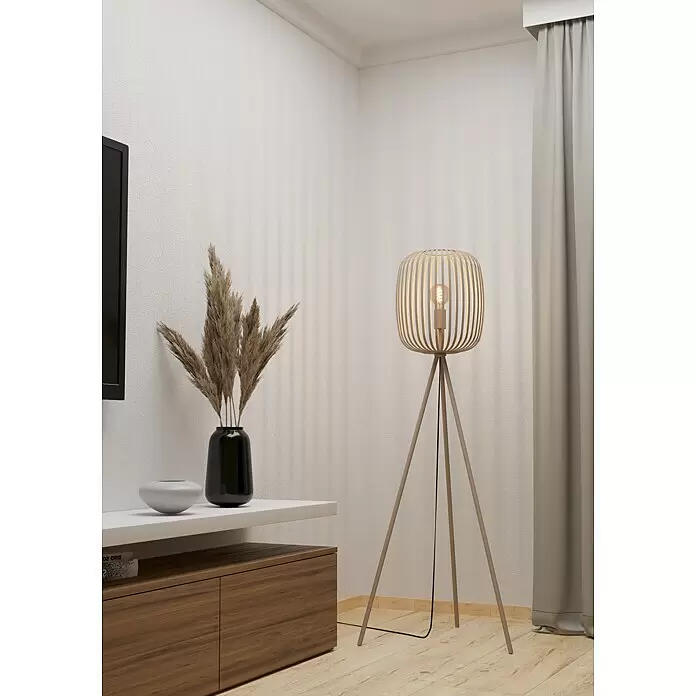 Eglo Romazzina Stehleuchte - 40 W, Höhe: 140,5 cm, Sand, E27 - Holz-Stehlampe mit Gitterschirm und Stativfuß, beleuchtet in einem modernen Wohnzimmer.