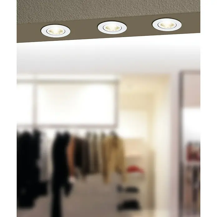 Eglo LED-Einbauleuchte SALICETO - Warmweiß, Durchmesser: 8,8 cm, Weiß, 1 Stk. - Deckenleuchten in einem Bekleidungsgeschäft. Runde, weiße Einbaustrahler sorgen für eine helle und moderne Atmosphäre im Laden.