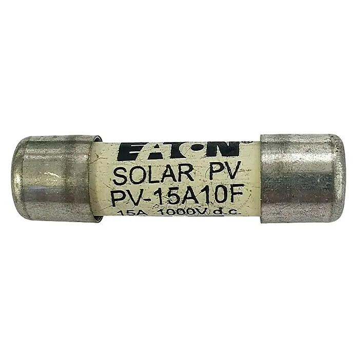 Base portafusibles y fusible 15A - Negro, 15 A, 1.000 V - Primer plano de un fusible EATON SOLAR PV PV-15A10F 15A 1000V d.c., diseñado para aplicaciones fotovoltaicas solares.