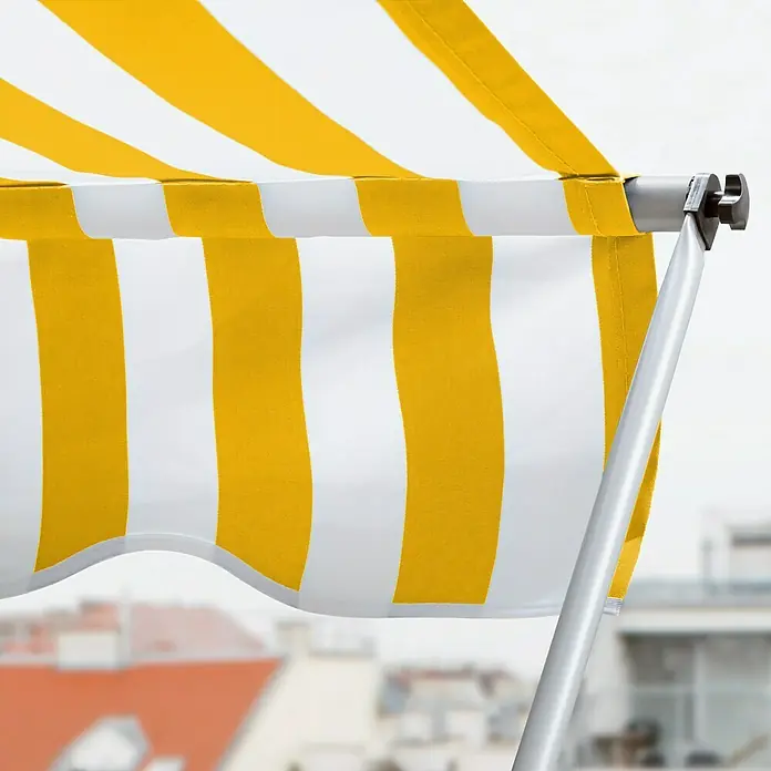 Sunfun Klemmmarkise - Gelb/Weiß, Breite: 2,5 m, Ausfall: 1,3 m - Nahaufnahme einer gelb-weiß gestreiften Markise mit Metallrahmen, die Schatten spendet und einen Hauch von Eleganz verleiht.