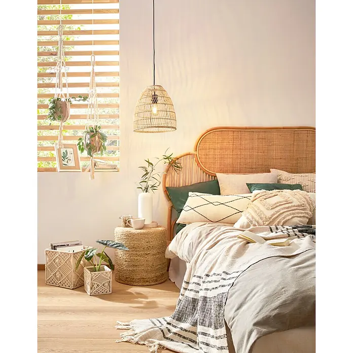 Eglo Pendelleuchte AYESGARTH - 40 W, Schwarz, E27 - Ein helles Schlafzimmer mit einem Rattanbett, einem Nachttisch und einer hängenden Lampe, die eine warme und gemütliche Atmosphäre schaffen.