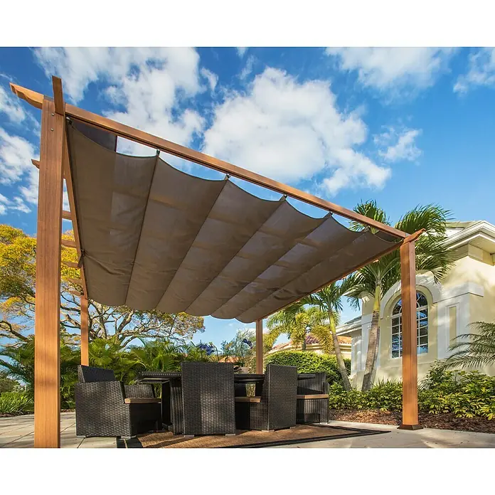 Paragon Outdoor Raffpavillon Florida - B x T: 350 x 350 cm, Farbe Dach: Braun, Farbe Gestell: Braun - Diese Aufnahme zeigt eine Pergola mit einer einziehbaren Stoffbahn, die einen schattigen Essbereich im Freien schafft. Perfekt für entspannte Mahlzeiten.
