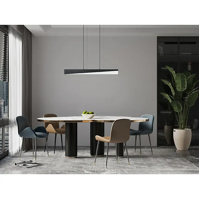 Eglo Isidro LED-Pendelleuchte - 27 W, L x B x H: 79,5 x 6 x 11 cm, Schwarz, Warmweiß - Dieser Raum verfügt über einen modernen Esstisch mit stilvollen Stühlen und einer minimalistischen Hängeleuchte, die das Design abrundet.