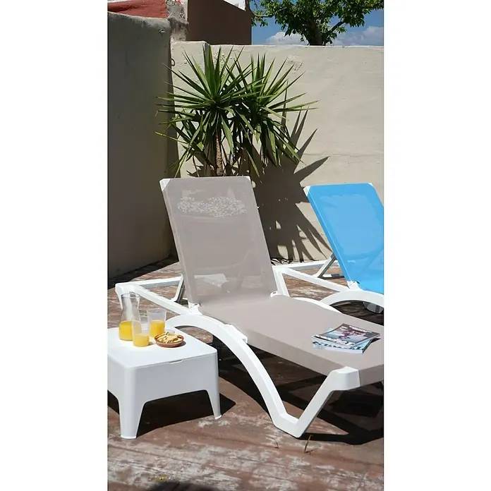 Tumbona de jardín Mykonos - 74 x 190 x 36 cm, Arena, Respaldo regulable - Un día soleado en la piscina con elegantes muebles de exterior. Una tumbona gris y una mesa auxiliar con bebidas y aperitivos invitan a relajarse.