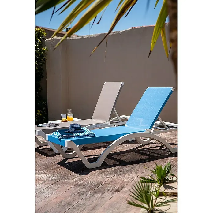 Tumbona de jardín Mykonos - 74 x 190 x 36 cm, Arena, Respaldo regulable - Dos tumbonas con toallas y bebidas en una terraza de madera.