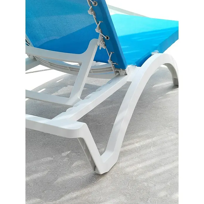 Tumbona de jardín Mykonos - 74 x 190 x 36 cm, Azul, Plástico, Respaldo regulable - Primer plano de una tumbona azul con estructura blanca, mostrando su diseño moderno y comodidad para exteriores.