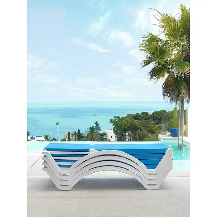 Tumbona de jardín Mykonos - 74 x 190 x 36 cm, Azul, Plástico, Respaldo regulable - Tumbonas azules apiladas con estructura blanca y una impresionante vista al mar. Ideal para relajarse en la piscina.