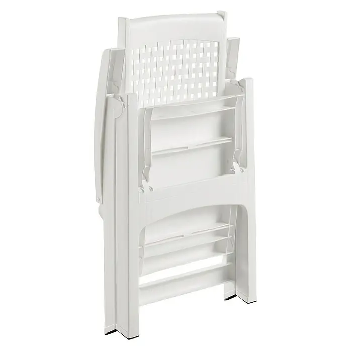 Sillón de posiciones Cannes - 65 x 63 x 108 cm, Polipropileno, Respaldo regulable, Blanco - Primer plano de una silla plegada de exterior blanca de plástico. El diseño incluye un detalle tejido en la parte superior de la silla.