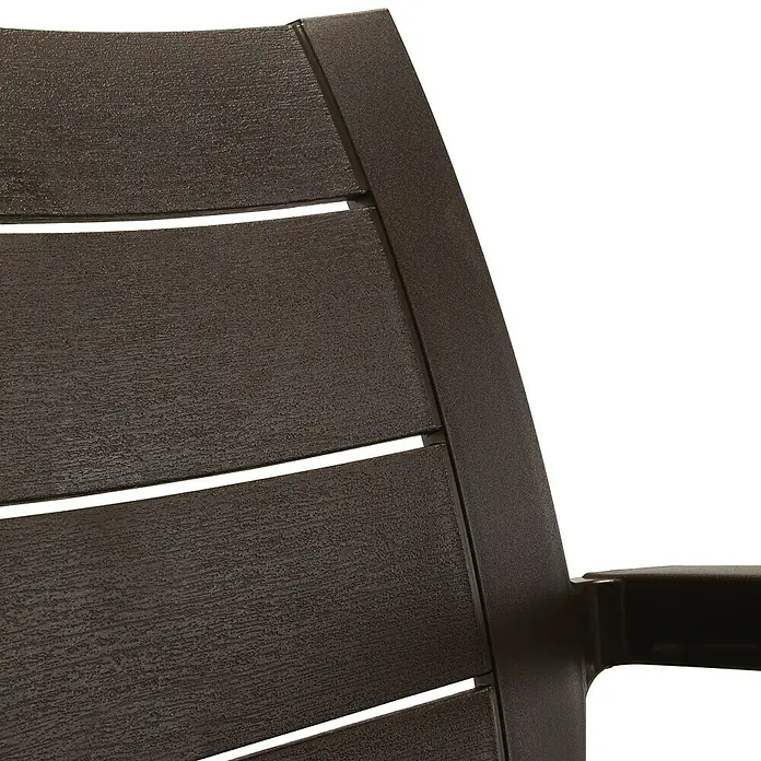Silla de jardín Legno - Marrón, Polipropileno, Apilable, 60 x 59 x 87 cm - Primer plano de una silla de jardín marrón con textura de madera y diseño elegante. Ideal para relajarse al aire libre.