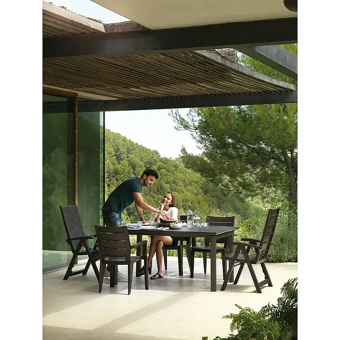 Silla de jardín Legno - Marrón, Polipropileno, Apilable, 60 x 59 x 87 cm - Elegante conjunto de jardín con mesa y sillas a juego, ideal para disfrutar de comidas al aire libre. El ambiente invita a relajarse.