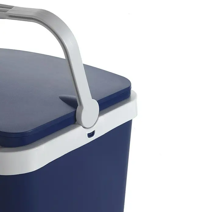 Nevera portátil - Polipropileno, 24 l - Imagen de una nevera portátil azul con asa blanca. Ideal para mantener frías las bebidas y la comida, perfecta para excursiones o picnics.