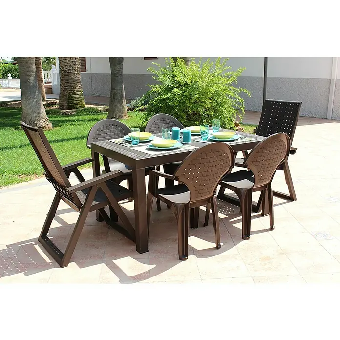 Set de muebles de jardín Dream - 7 pzs., Polipropileno, Wengué - Conjunto de muebles de exterior con mesa y seis sillas de plástico marrón oscuro, dispuesto en un patio para comer al aire libre.