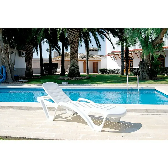 Tumbona de jardín Salerno - 65 x 195 x 43 cm, Blanco, Plástico, Respaldo regulable - Una tumbona blanca de plástico junto a la piscina invita a relajarse en el jardín. ¡Disfruta del sol!