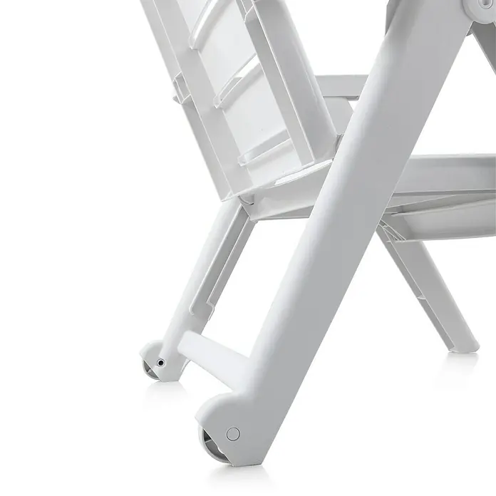 Tumbona de jardín Caimán - 72 x 195 x 100 cm, Blanco, Plástico, Respaldo regulable - Primer plano de una silla plegable blanca, destacando sus características de diseño simples y prácticas.