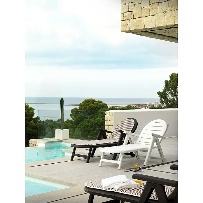 Tumbona de jardín Caimán - 72 x 195 x 100 cm, Blanco, Plástico, Respaldo regulable - Relájese en la piscina con estas elegantes tumbonas. Mobiliario perfecto para disfrutar del sol.