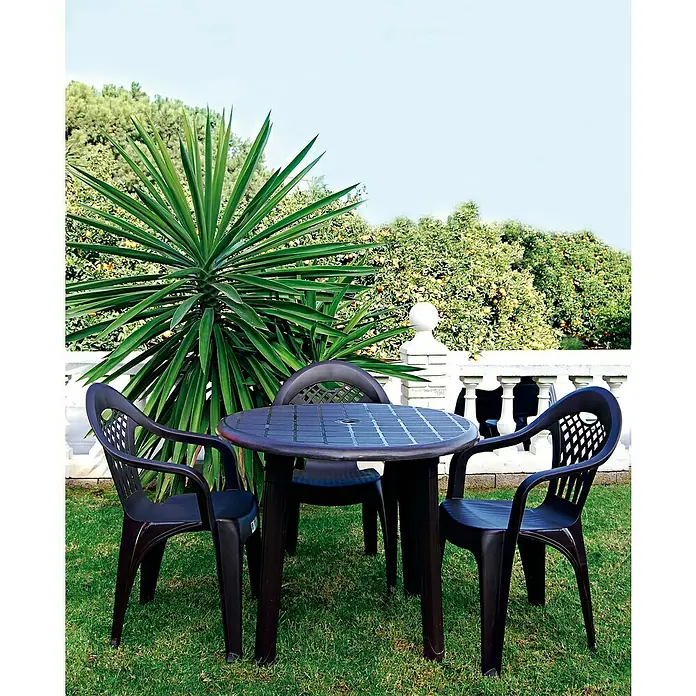 Silla de jardín Cancún - 59 x 54 x 86 cm, Marrón, Polipropileno, Apilable - Juego de jardín con mesa marrón oscuro y sillas a juego sobre césped con exuberante vegetación detrás.