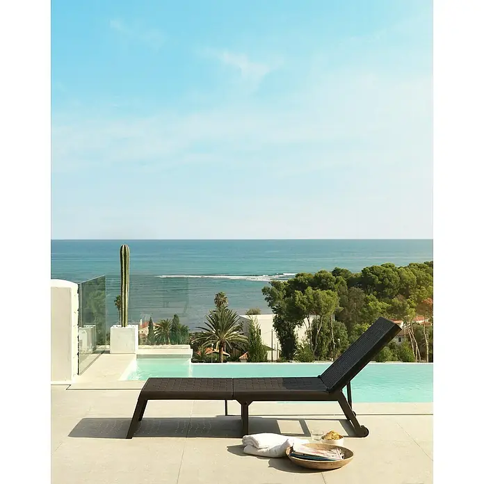 Tumbona de jardín Dream - An x Pr x Al: 58 x 199 x 42 cm, Marrón, Plástico, Barra antivuelco - Vista de una tumbona moderna junto a la piscina con vistas al mar. Relájese con estilo en esta elegante tumbona.