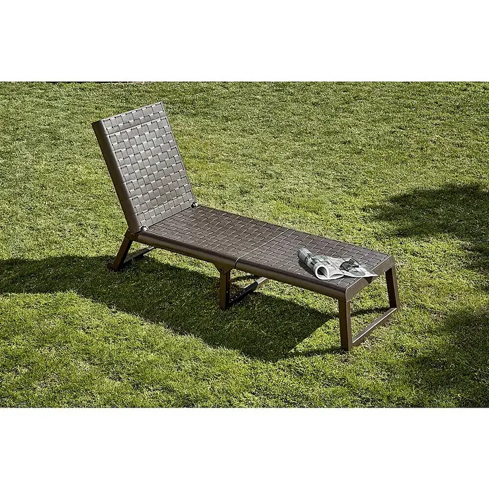 Tumbona de jardín Dream - An x Pr x Al: 58 x 199 x 42 cm, Marrón, Plástico, Barra antivuelco - Tumbona de jardín marrón tejida sobre césped con una revista. Ideal para relajarse en el jardín o en el patio.