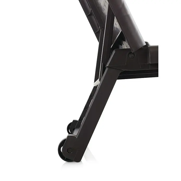 Tumbona de jardín Dream - An x Pr x Al: 58 x 199 x 42 cm, Marrón, Plástico, Barra antivuelco - Detalle de las patas negras del tendedero plegable con ruedas. Diseño práctico para un transporte fácil.