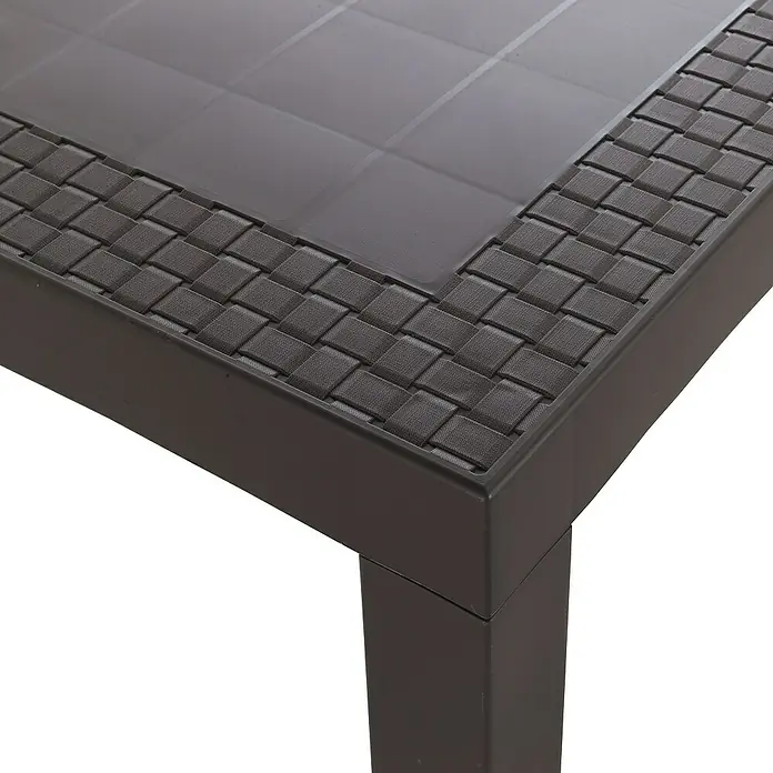 Mesa de jardín Dream - L x An x Al: 140 x 85 x 73 cm, Polipropileno, Wengué - Primer plano de una mesa marrón con borde tejido y tapa de vidrio, combinando diseño moderno y funcionalidad.