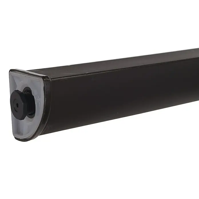 Mesa de jardín Dream - L x An x Al: 140 x 85 x 73 cm, Polipropileno, Wengué - Primer plano de una pata de mesa de metal oscuro con pie ajustable, que garantiza estabilidad y adaptabilidad en superficies desiguales.