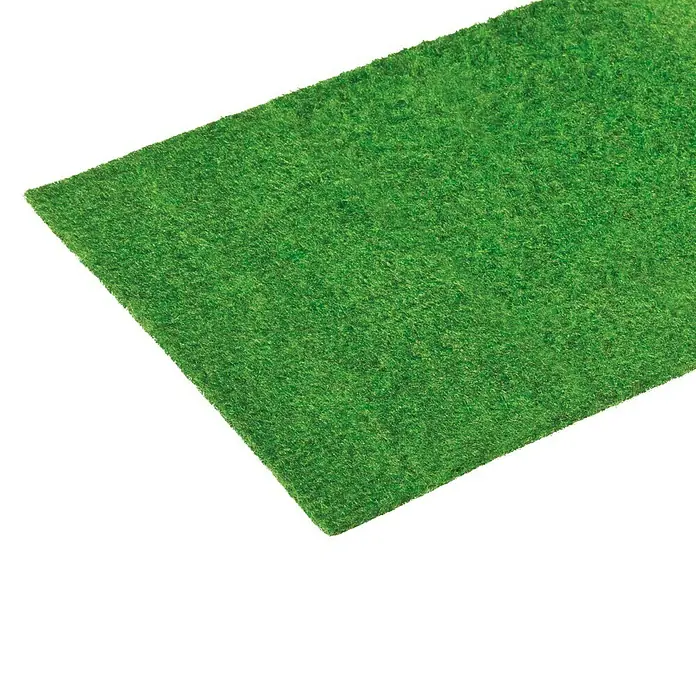 Rasenteppich Meterware Hockey - Breite: 400 cm, Grün, Ohne Drainagenoppen - Nahaufnahme eines rechteckigen Stücks Kunstrasen mit satter, grüner Textur vor einem schwarzen Hintergrund.