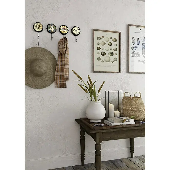 Nesu Gancho para colgar Bicicleta Paris - L x An x Al: 190 x 110 x 45 mm, Número de ganchos: 1 ud. - Composición decorativa con ganchos de pared, sombrero, bufanda, cuadros, jarrón, velas y cesta sobre mesa rústica de madera.
