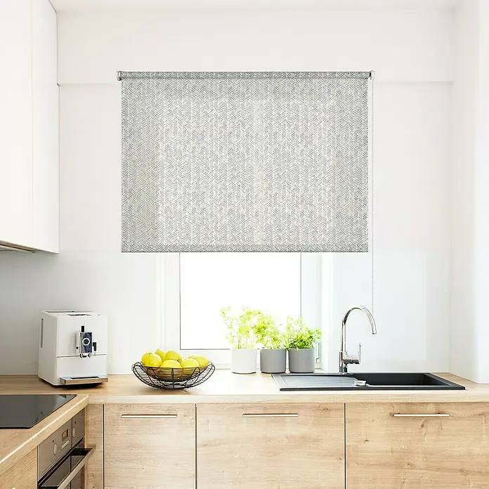 Estor enrollable Espiga - An x Al: 120 x 180 cm - Escena de cocina con un estor enrollable estampado en la ventana, que filtra suavemente la luz natural y ofrece privacidad.