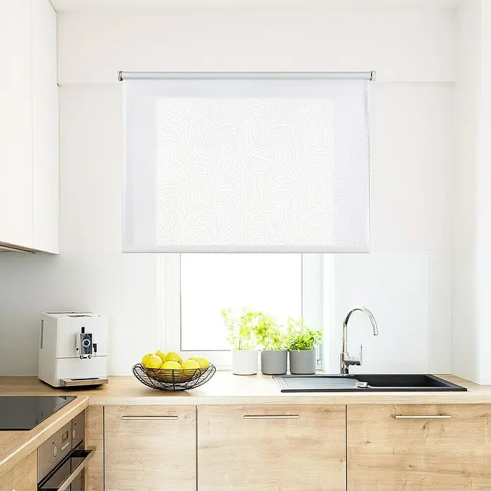 Estor enrollable Plantas - An x Al: 75 x 180 cm - Persianas enrollables blancas estampadas frente a una ventana de cocina. Ofrece privacidad al tiempo que deja entrar la luz natural. Perfecto para cualquier cocina moderna.