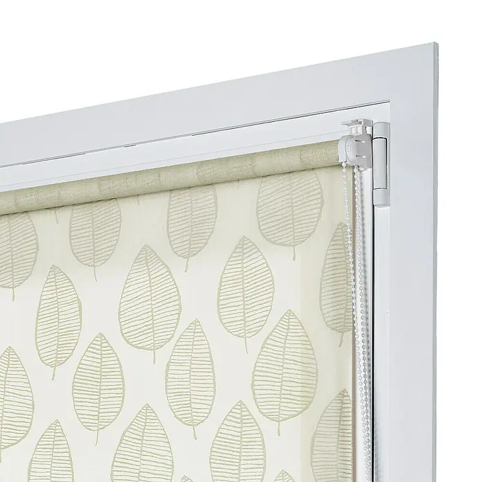 Estor enrollable Hojas - An x Al: 90 x 180 cm - Vista detallada de unas elegantes persianas blancas con un sutil patrón de hojas que filtra suavemente la luz.