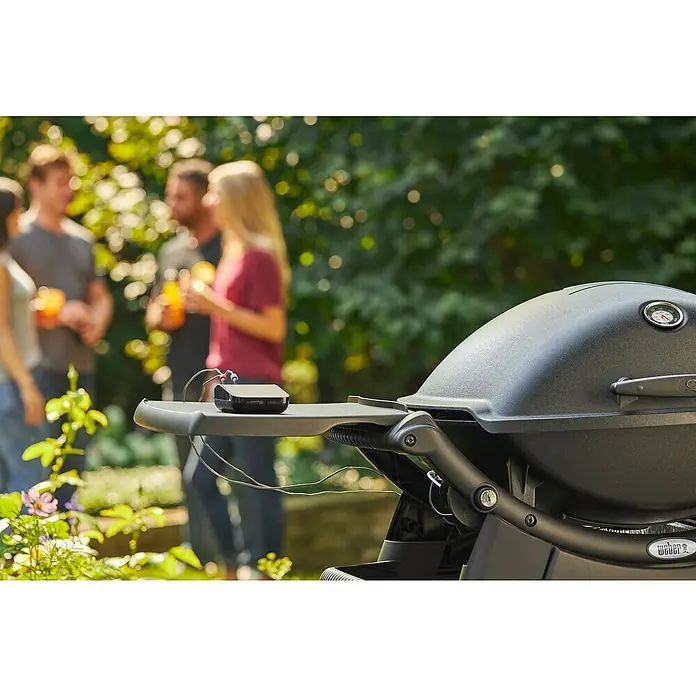 Weber Barbacoa de gas Q2200 - Superficie de la parrilla (An x Pr): 54 x 39 cm, 3,52 kW, Número de quemadores: 1 - Primer plano de una parrilla Weber con un dispositivo de control de temperatura, ideal para asados al aire libre.