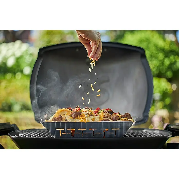 Weber Barbacoa de gas Q2200 - Superficie de la parrilla (An x Pr): 54 x 39 cm, 3,52 kW, Número de quemadores: 1 - Una parrilla con la tapa abierta, revelando unos deliciosos nachos siendo cubiertos con queso. ¡La experiencia perfecta para asados al aire libre!