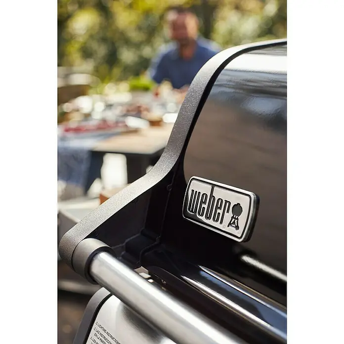 Weber Barbacoa de gas Spirit E-215 GBS - Superficie de la parrilla (An x Pr): 52 x 45 cm, Número de quemadores: 2 - Primer plano de una parrilla Weber donde se destaca el logotipo de Weber, que enfatiza la marca y la calidad de la parrilla.