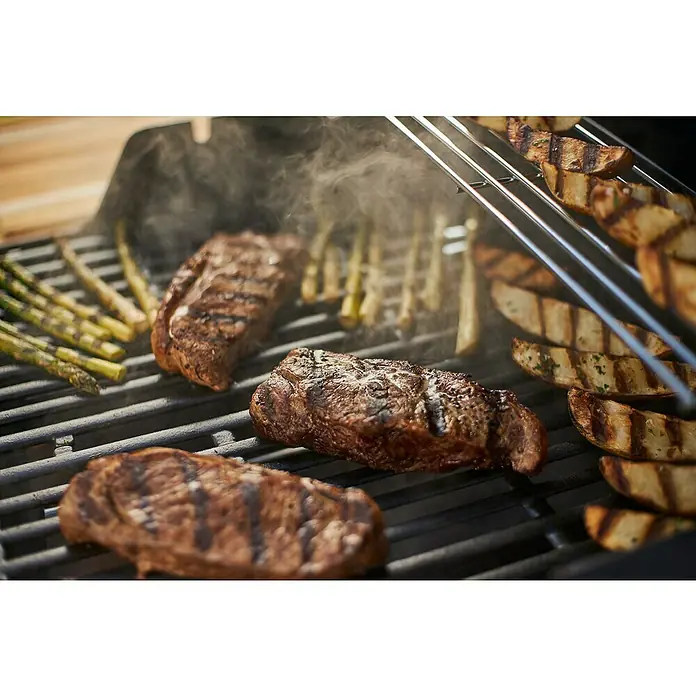 Weber Barbacoa de gas Spirit E-215 GBS - Superficie de la parrilla (An x Pr): 52 x 45 cm, Número de quemadores: 2 - Primer plano de jugosos filetes, patatas y espárragos en una parrilla, perfecto para una barbacoa de verano. ¡Delicioso!